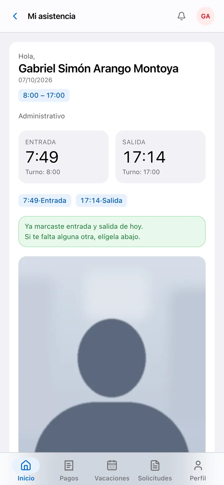 El empleado marca su entrada desde el celular con la cámara.